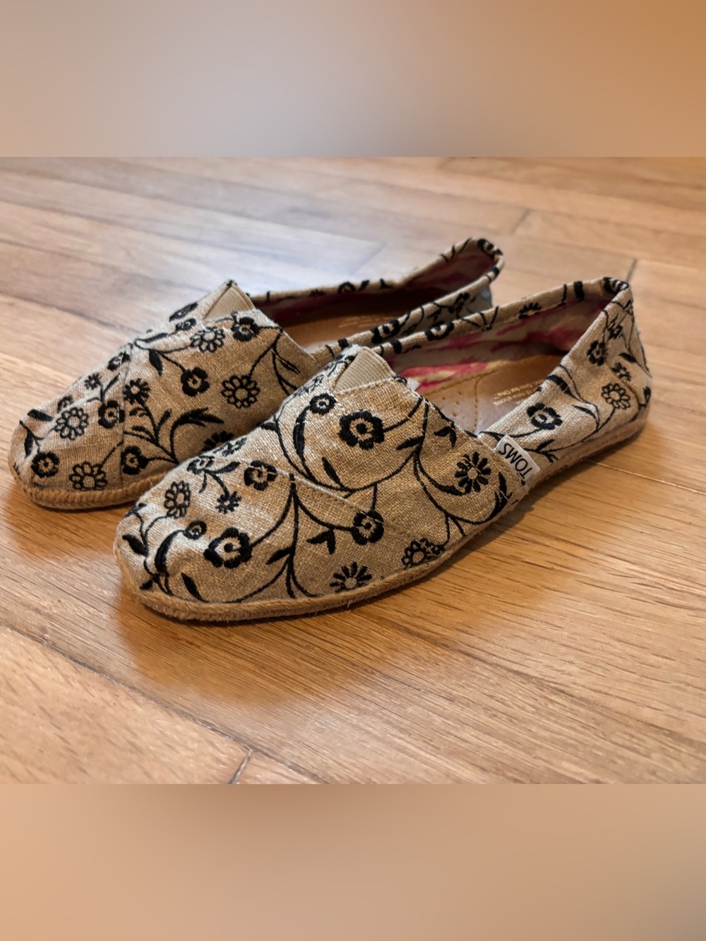 TOMS Classic Slip On Flats Women’s 6 Tan Black Floral Canvas Espadrille Shoes